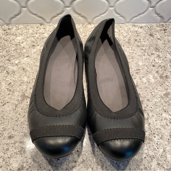 STUART WEITZMAN GIVEABLE BLACK LEATHER FLATS 8M - Picture 2 of 11